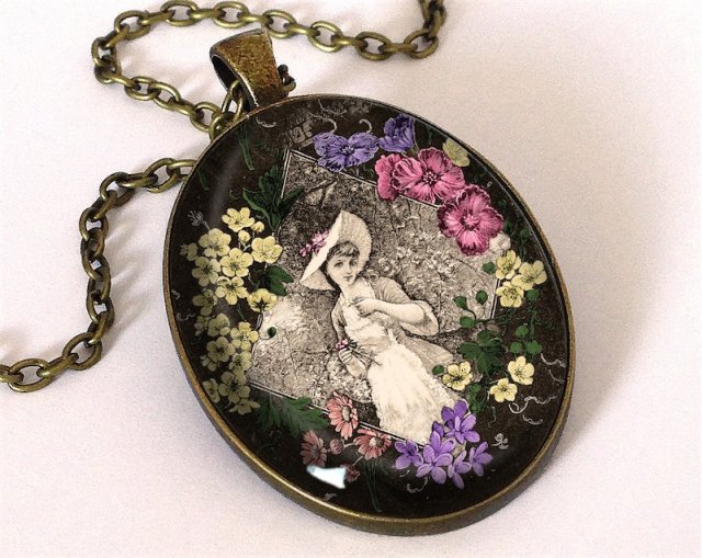 Vintage girl - owalny medalion z łańcuszkiem - Egginegg