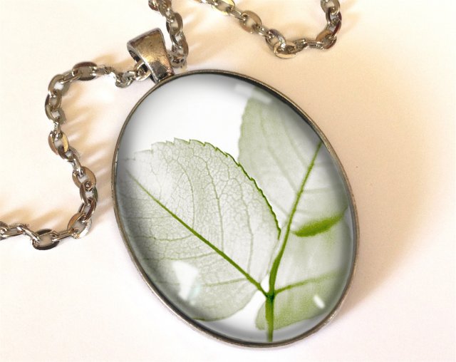 Lekkość - owalny medalion z łańcuszkiem - Egginegg