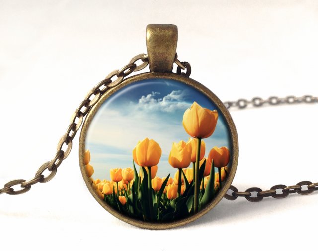 Tulipany - medalion z łańcuszkiem - Egginegg