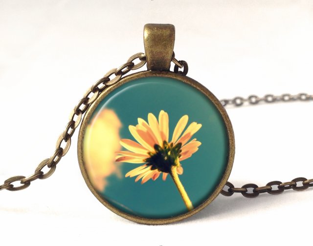 Kwiatuszek - medalion z łańcuszkiem - Egginegg