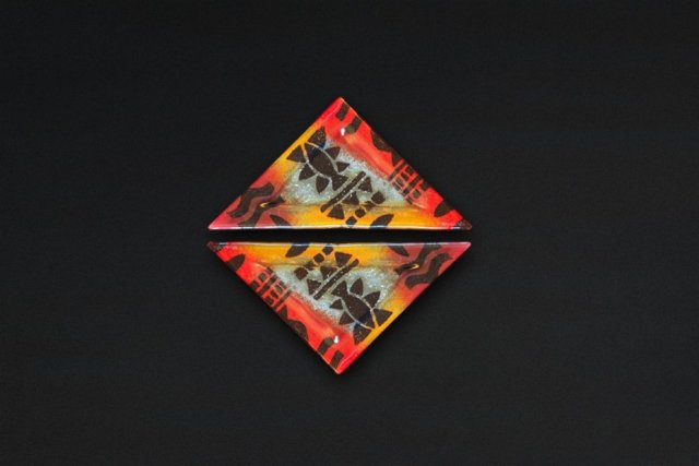 TALERZ SZKLANY TRÓJKĄTNY AFRYKA 23  X 16  X 16 CM