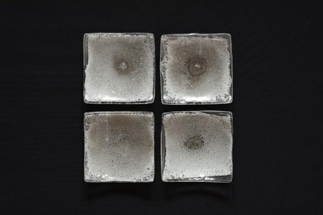 TALERZ WYGIĘTY SZKŁO SREBRO 13  X 13 CM