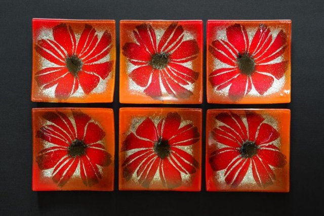 TALERZ WYGIĘTY SZKLANY  KWIATY CZERWONE 17 CM X 17 CM