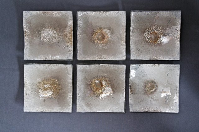 TALERZ SZKLANY WYGIĘTY SREBRO 17  X 17 CM