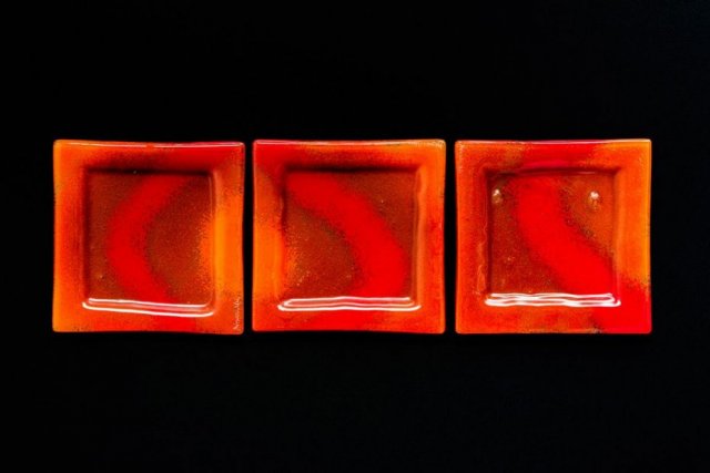 TALERZ PŁASKI SZKLANY SMUGI CZERWONE 13 X 13 CM