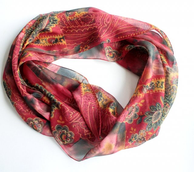 Wielobarwny kwiatowy szal