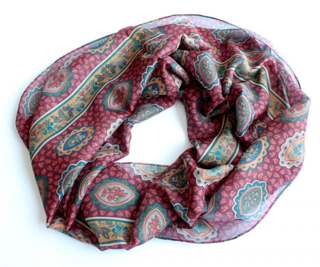 Zwiewny wzorzysty szal