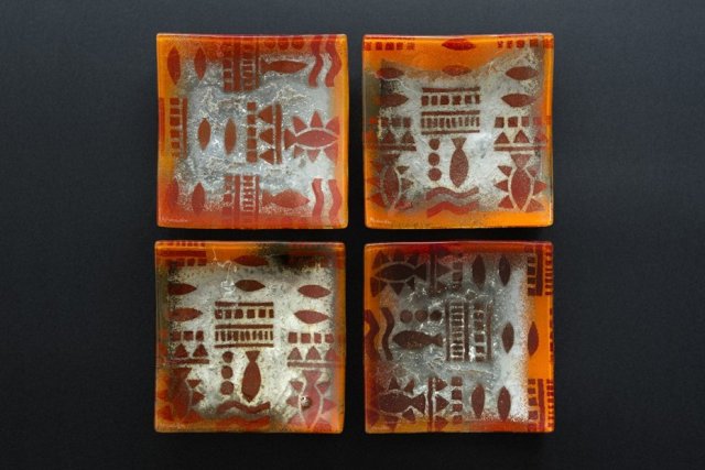 SZKLANY TALERZ SZKLANY WYGIĘTY AFRYKA 17  X 17 CM