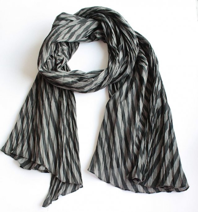 Plisowany szal z różową wstążką