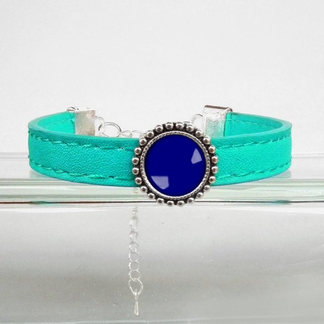 Modna bransoletka  z przekładką ze szkłem granatowym