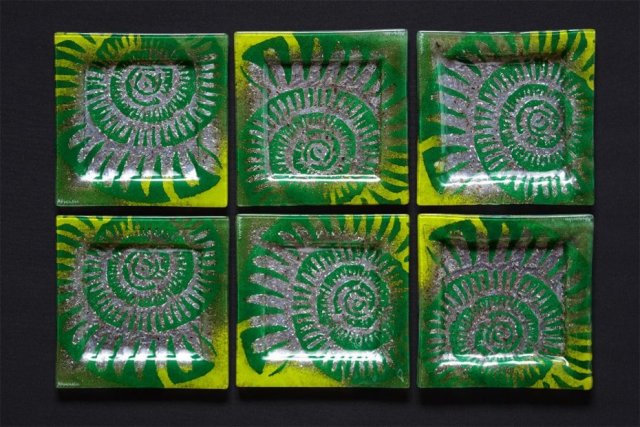 SZKLANY PŁASKI TALERZ AMONIT ZIELONY 17  X 17 CM