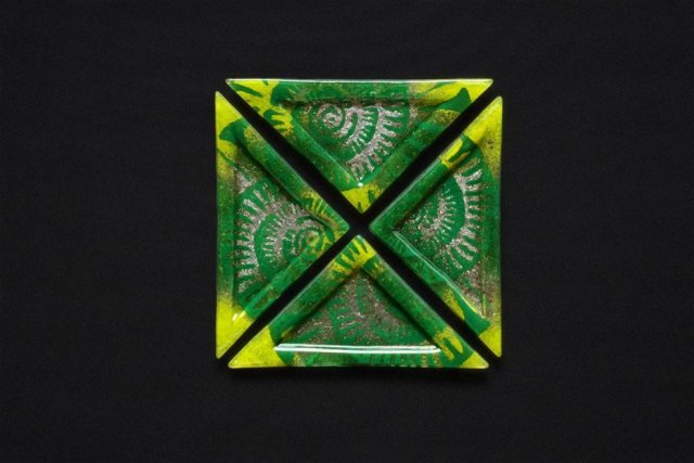 TALERZ SZKLANY TRÓJKĄTNY AMONIT ZIELONY 23 X 16  X 16 CM