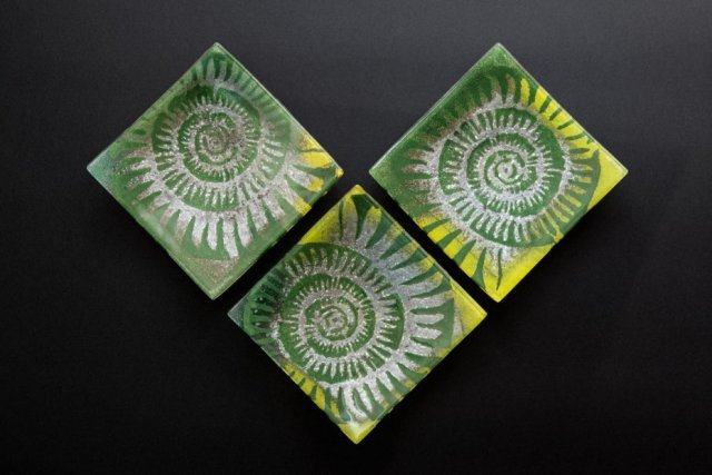 SZKLANY TALERZ WYGIĘTY AMONIT 17  X 17 CM