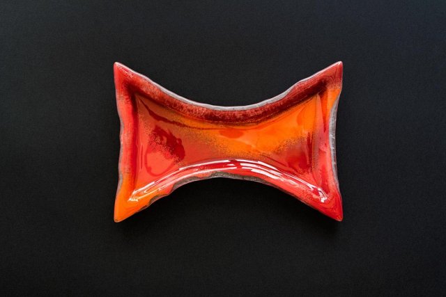 szklany talerz z wcięciami SMUGI CZERWONE 24 X 17 cm