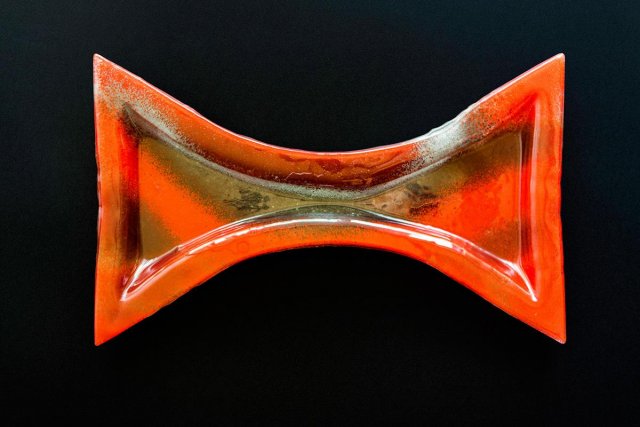 Szklana patera talerz z wcięciami smugi CZERWONE 38 x 22 cm