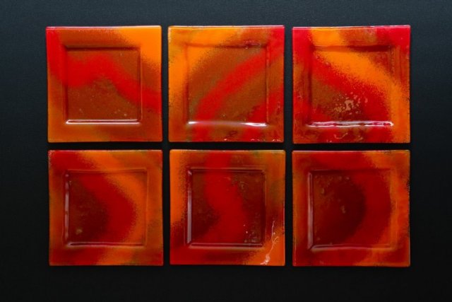 Kwadratowy płaski szklany talerz smugi CZERWONY 17 x 17 cm