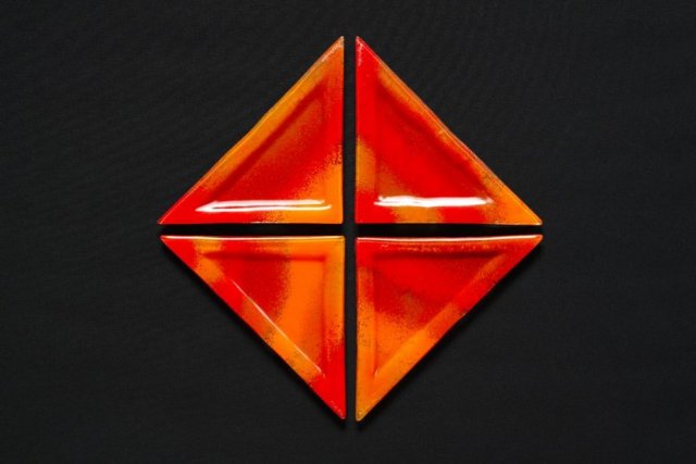 Trójkątny szklany talerz smugi CZERWONE 23 x 16 x 16 cm
