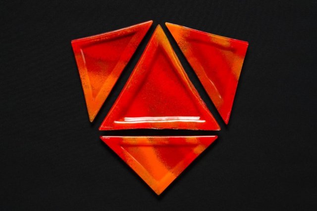 Trójkątny szklany talerz smugi CZERWONE 23 x 23 x 23 cm