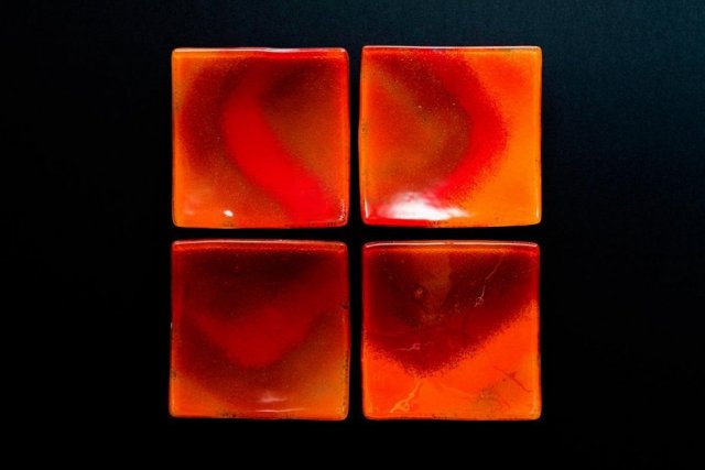 Wygięty szklany talerz smugi CZERWONE 13 x 13 cm