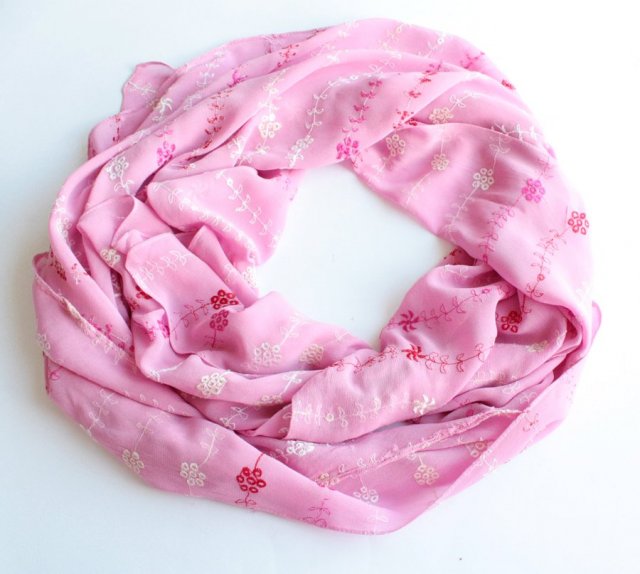 Haftowany piękny szal