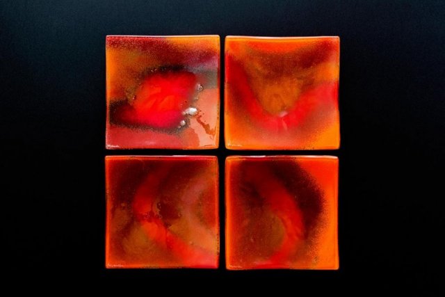 Wygięty szklany talerz SMUGI CZERWONE 17 x 17 cm