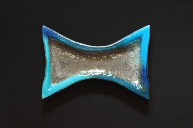 Szklany talerz z wcięciami smugi NIEBIESKIE SREBRNE 24 x 17 cm