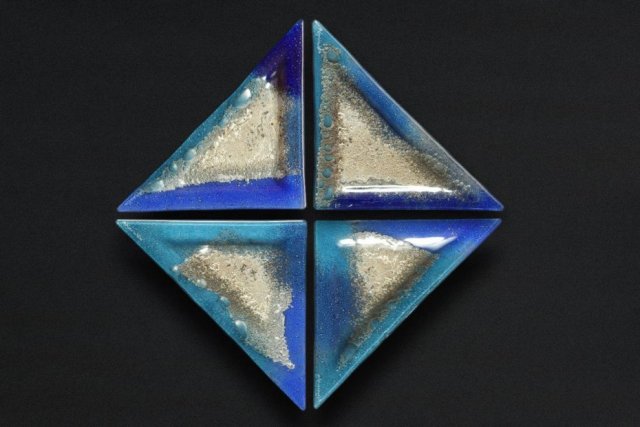 Trójkątny szklany talerz smugi NIEBIESKIE SREBRNE 23 x 16 x 16 cm