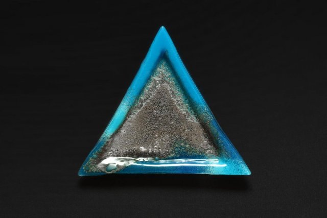 Trójkątny szklany talerz smugi  NIEBIESKIE SREBRNE 23 x 23 x 23 cm