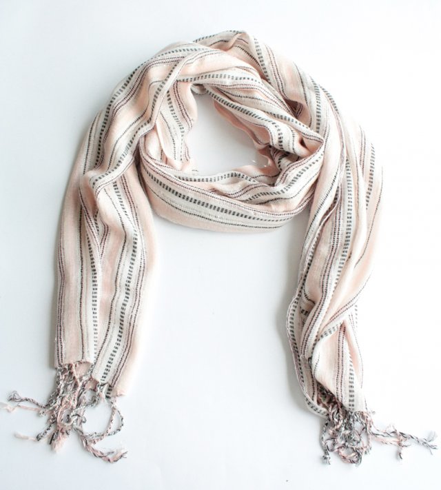 Pastelowy szal vintage ze szczyptą srebra