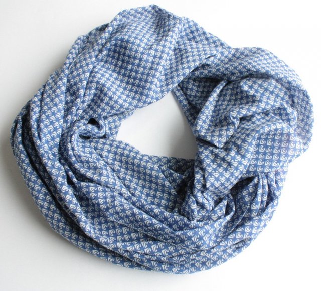 Duży szal biało-niebieskie wzory