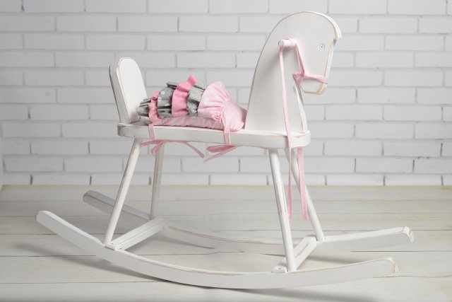 Drewniany konik na biegunach