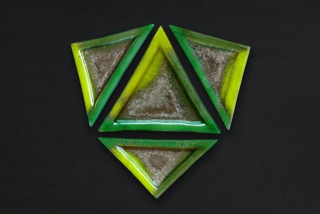 Szklany trójkątny talerz smugi ZIELONE SREBRNE 23 x 23 x 23 cm