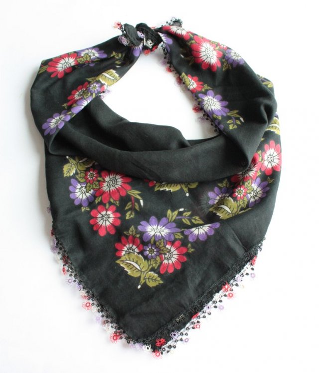 Kwiatowa chusta ciekawe brzegi