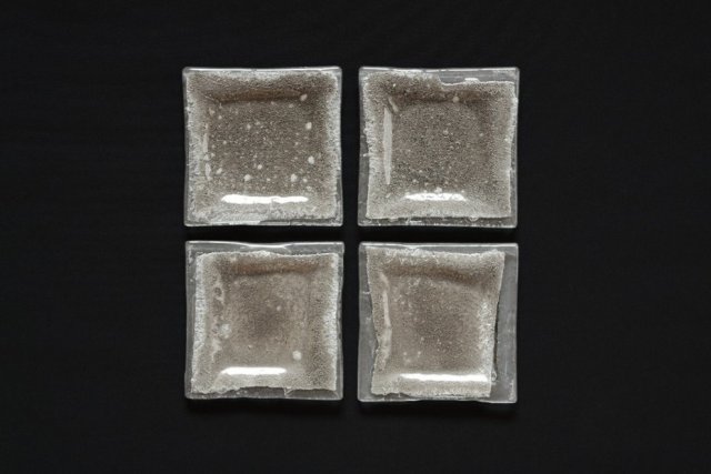 Szklany kwadratowy płaski talerz SREBRO 13 x 13 cm