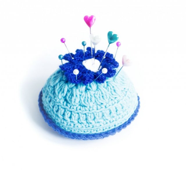 Niebieska poduszeczka na igły.