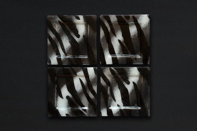 Płaski szklany kwadratowy talerz ZEBRA 17 x  17 cm