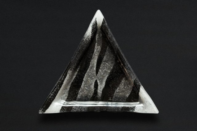 Szklany trójkątny talerz ZEBRA 23 x 23 x 23 cm