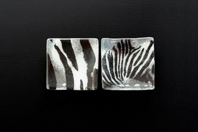 Wygięty szklany kwadratowy talerz  ZEBRA 13 x 13 cm