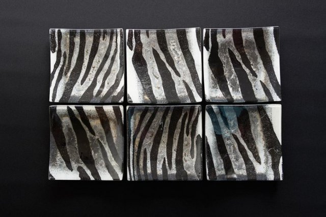 Wygięty szklany kwadratowy talerz  ZEBRA 17 x17 cm
