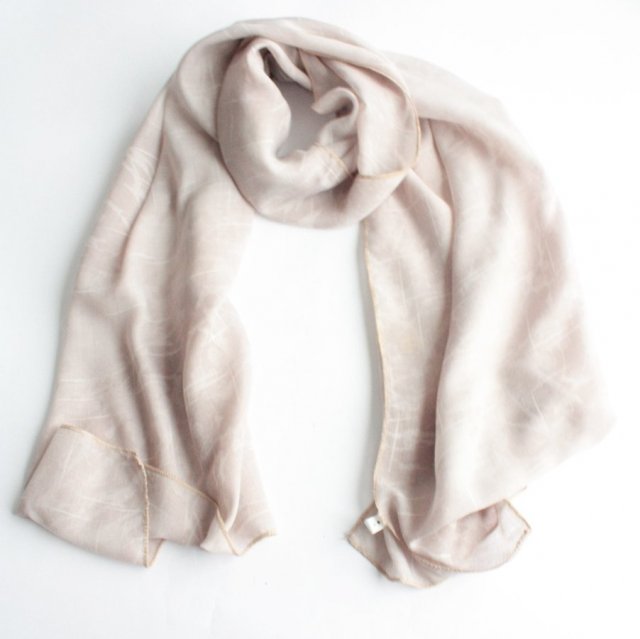 Subtelna szarość z liliową nutą