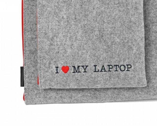 POKROWIEC NA LAPTOPA z małym haftem I Love My Laptop czerwony zamek