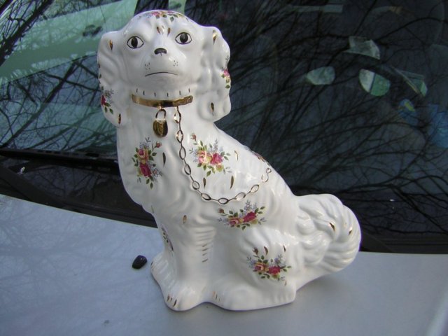 ogromny 32 cm wysokości porcelanowy pies sygnowany, bogato zdobiony