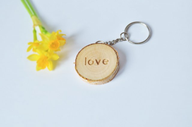 Drewniany breloczek do kluczy "love"