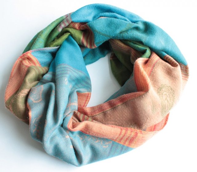 Wielobarwny szal vintage z frędzelkami