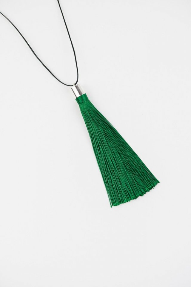 naszyjnik z frędzlami frędzle frędzelki elegancki długi szykowny zielony