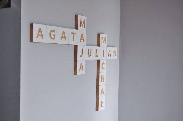 Drewniana krzyżówka, kwadratowe literki, typu scrabble przyklejane na ścianę, z drewna dekoracja ścienna, boho
