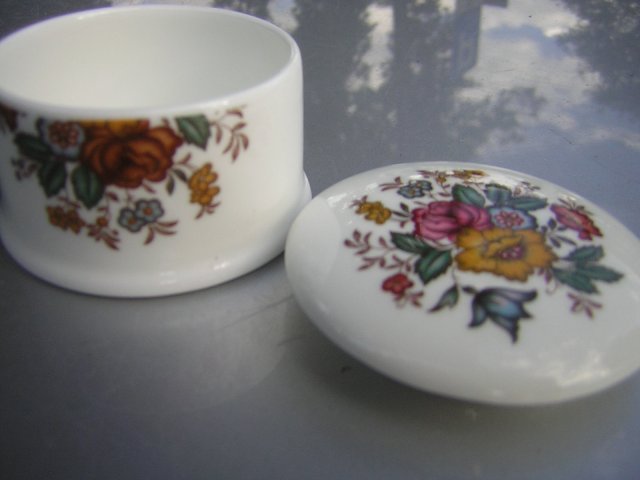 Staffordshire Fine Bone China Made in England  niewielkie porcelanowe puzderko kobiece, eleganckie..