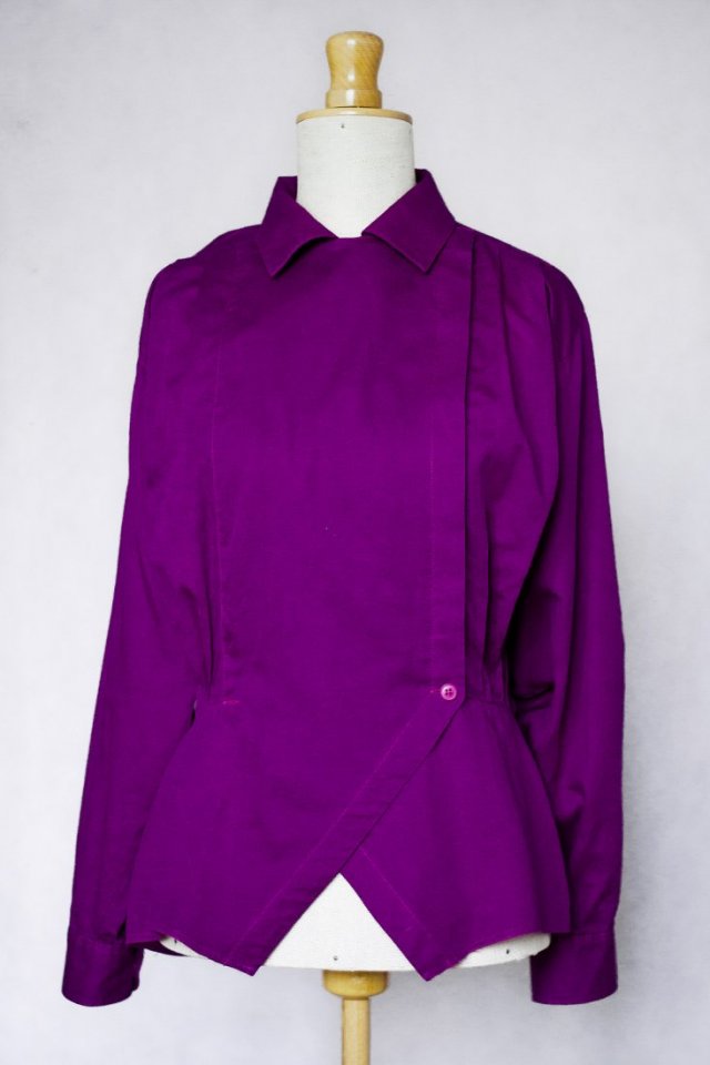 purpurowa bluzka z zakładkami