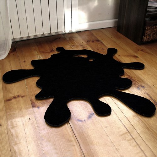 filcowy dywan, czarna plama