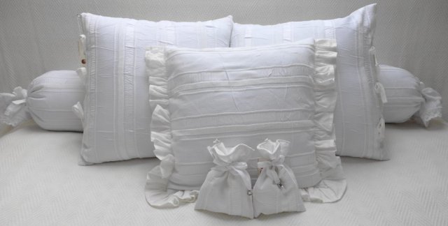 Biała poduszka dekoracyjna z falbanami 125pd